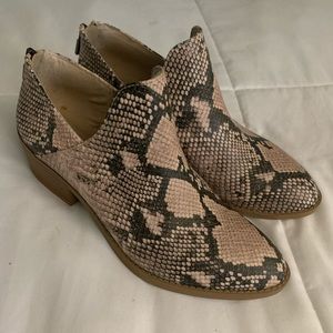 Cute faux snakeskin ankle boots size 7.5